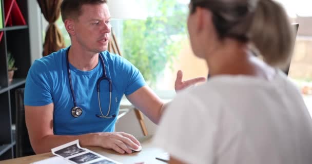 Lekarz Rozmawia Pacjentką Omawia Wyniki Lub Objawy Pacjentką Klinice Męski — Wideo stockowe