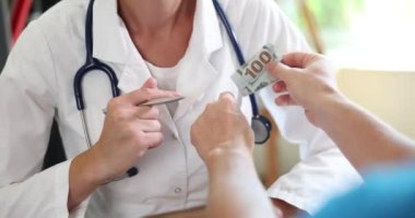 Adam klinikte doktor cebine para koyuyor. Tıbbi rüşvet suçu ve tıbbi hata