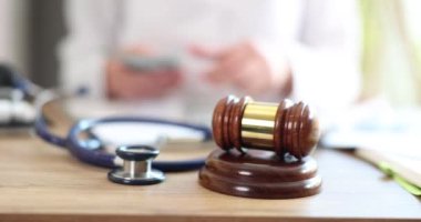 Doktor tıbbi klinikte ve mahkeme tokmağında dolar sayıyor. Doktorlar tıbbi rüşvet ve sigorta.