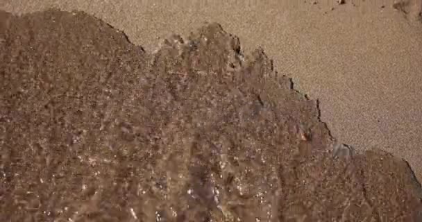 砂の上に描かれた悲しい感情は海の波で洗い流されます 気分の落ち込みストレスと治療 — ストック動画