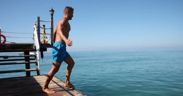 Człowiek Skacze Morza Włóczni Bawiąc Się Zabawnych Wakacjach Wybrzeżu Koncepcje — Wideo stockowe