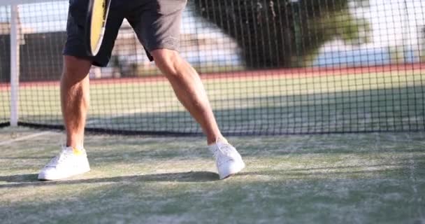 Tennisser Actie Met Bal Racket Het Veld Zonnige Dag Tennisbaan — Stockvideo