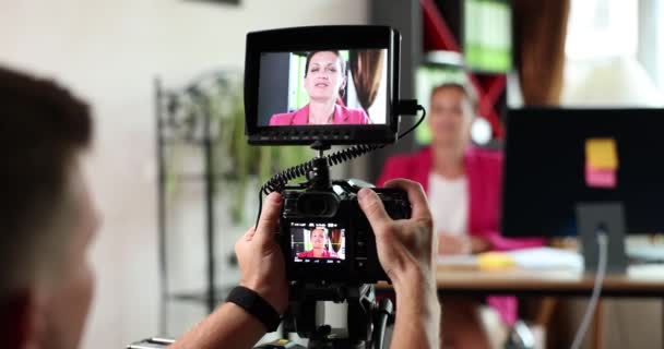 Επιχειρηματίας Blogger Καταγράφει Βίντεο Στην Κάμερα Γυρίσματα Θέση Για Vlog — Αρχείο Βίντεο