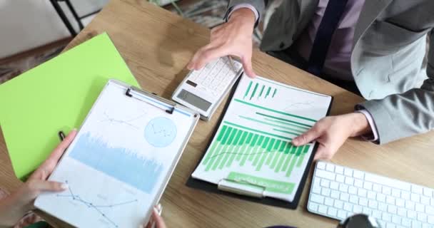 Biznesmen Raportem Finansowym Bierze Pod Uwagę Dane Liczbowe Dotyczące Kalkulatora — Wideo stockowe