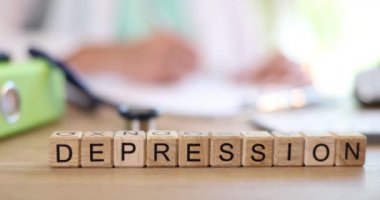 Doktor kalemi tutuyor ve hastaya depresyon teşhisi yazıyor. Depresyon semptomlara ve tedavi konseptine neden olur