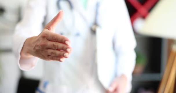 Médico Ofrece Estrechar Las Manos Primer Plano Clínica Saludo Gesto — Vídeo de stock