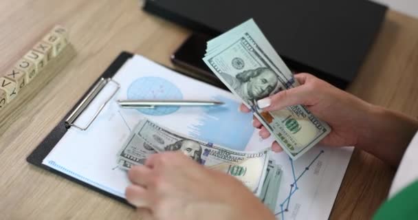 Naiskäsi Laskee Rahaa Taloustiedoissa Useita Satoja Dollareita Laskenta Työpaikalla Lähikuva — kuvapankkivideo