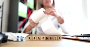 Doktor, küplerin yanında tuvalet kağıdı tutuyor ve kelime ishali, filmi yavaş çekimde kapatıyor. İshal konseptli bulaşıcı hastalıklar