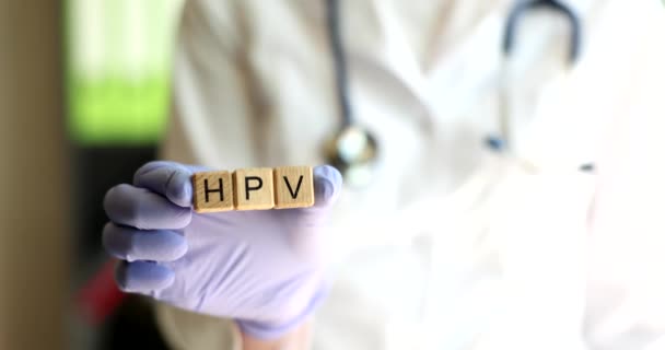 Doctor Ginecólogo Sosteniendo Cubos Etiquetados Como Virus Del Papiloma Humano — Vídeo de stock