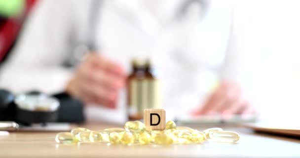 Médico Prescribiendo Cápsulas Gelatina Amarilla Película Vitamina Cámara Lenta Concepto — Vídeos de Stock