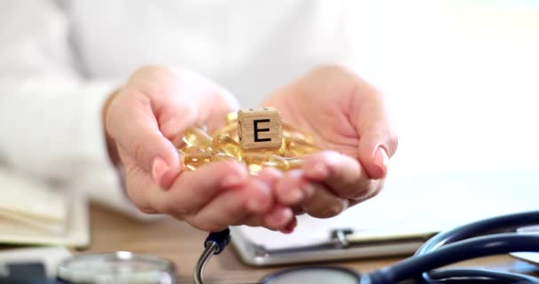 黄胶胶囊中的维生素E放在医生的手中 特写4K片慢动作 维生素概念的预防性治疗 — 图库视频影像