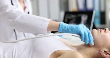 Klinikte kadına ultrason tiroid bezi verildi. Ultrasonda tiroit kanseri.