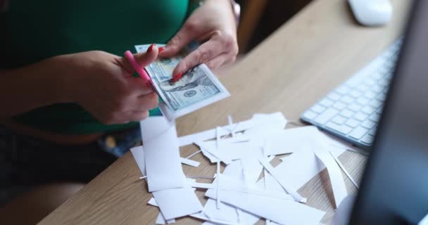 Γυναίκα Παραχαράκτης Κόβει Χαρτονομίσματα Δολαρίου Ψαλίδι Στο Τραπέζι Εργασίας Closeup — Αρχείο Βίντεο