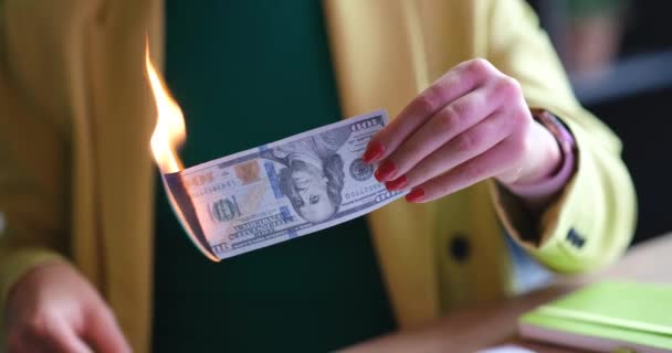 Geschäftsfrau Verbrennt Hundert Dollar Scheine Inflation Und Finanzkrise — Stockvideo