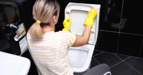 Nærbillede Person Hånd Handsker Rengøring Toilet Rengøring Toilet Regler Rengøring – Stock-video