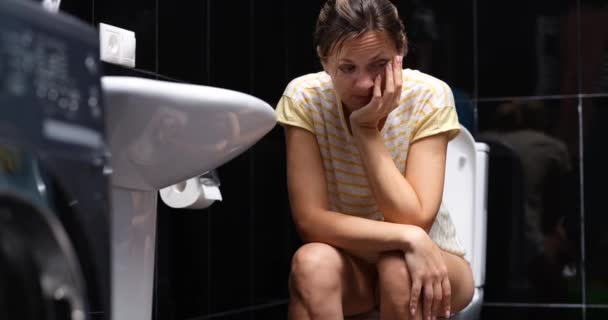 女性は下痢に悩まされトイレに座っている 出血性急性症状と治療 — ストック動画