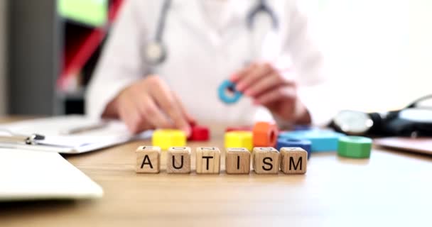 의사는 신비주의를 사용하여 기하학적 형태를 나타낸다 자폐증 전문가들은 개념을 일으킨다 — 비디오