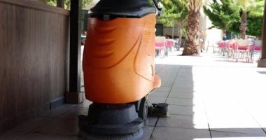 Yazlık bir kafede eski bir portakal temizleyicisi, yakın plan. Otel zemin temizleme ekipmanları, makineler.