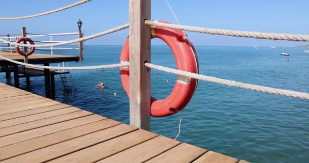 美丽的大海全景从一个木制码头与红色救生圈 海滨度假 — 图库视频影像