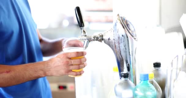 Barman Giet Bier Een Plastic Glas Zijaanzicht Close Verfrissend Zomerdrankje — Stockvideo