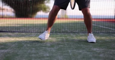 Tenis kortunda erkek bacakları şebekenin arka planında, yakın çekim, yavaş çekim. Aktif yaşam tarzını, sporu kavramsallaştır