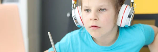 Little Girl Schoolgirl Headphones Sitting Front Laptop Home Homeschooling Concept — Stock Photo, Image