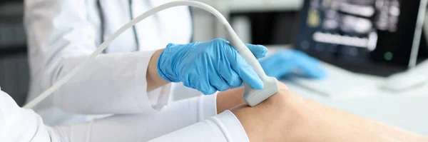 Arzt Bei Der Ultraschalluntersuchung Des Kniegelenks Des Patienten Klinischer Nahaufnahme — Stockfoto