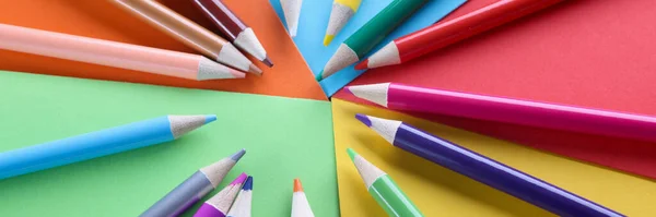 鋭い木製の鉛筆の多くは 多色の背景に近い上に横たわる 学校のコンセプトでアートクラス — ストック写真