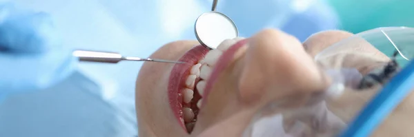 Zahnarzt Untersucht Mundhöhle Der Patientin Der Klinik Mit Werkzeugen Nahaufnahme — Stockfoto