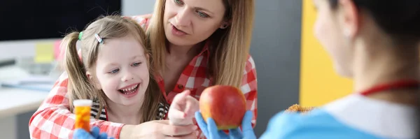 Pediatra Dando Las Niñas Opción Manzana Fruta Frasco Vitaminas Clínica — Foto de Stock