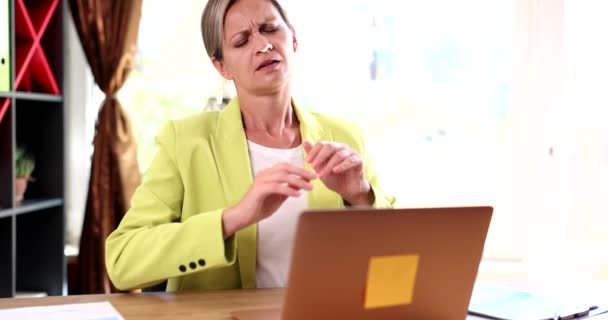 女商人用手提电脑4K电影慢动作把她疼痛的脖子压在桌上 固定工作概念造成的健康风险 — 图库视频影像