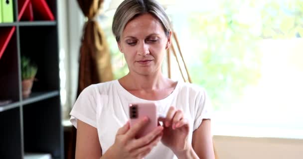 Mujer Marcando Número Teléfono Móvil Esperando Respuesta Película Cámara Lenta — Vídeo de stock