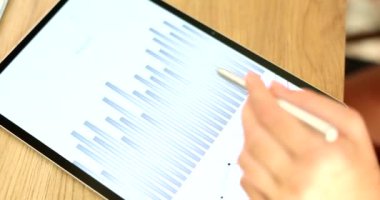 Dijital tablette kâr büyüme grafikleri üzerinde çalışan bir yönetici. Yakın çekim 4K film ağır çekim. Sunum konsepti için iş şemaları