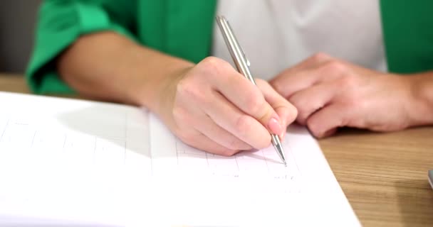 Zakenvrouw Het Opstellen Van Wekelijks Schema Dagboek Close Film Slow — Stockvideo