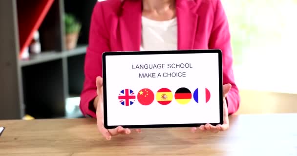 Profesor Sosteniendo Tableta Digital Con Aplicación Aprendizaje Idiomas Extranjeros Primer — Vídeos de Stock