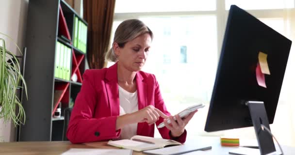 一个面带微笑的商界女性拿着计算器手握100号的画像 展示显示计数操作概念的女商人 — 图库视频影像