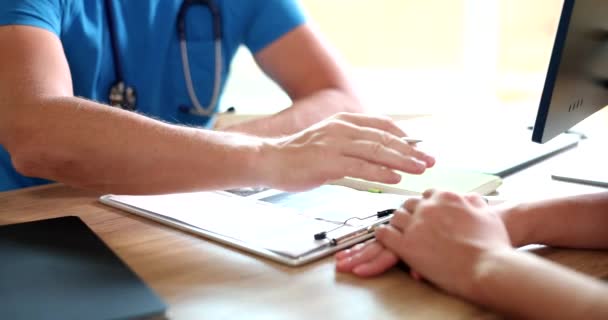 Médecin Prend Les Patients Main Dans Gros Plan Clinique Concept — Video