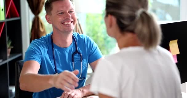 의사는 환자의 어깨를 전문적 심리적 보조를 미소를 의사인 종양학자 전문의는 — 비디오