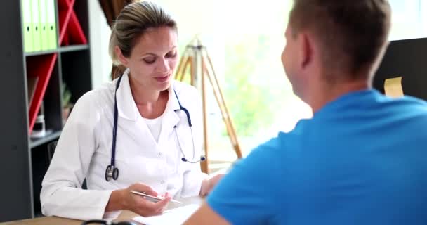 医師の女性はクリニックで患者と通信します 検査の概念 — ストック動画