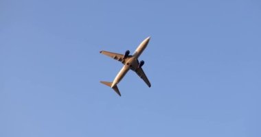 Uçak tepemize yaklaşıyor ve havaalanına varmak üzere. Uçak uçuşu ve uçak yolculuğu