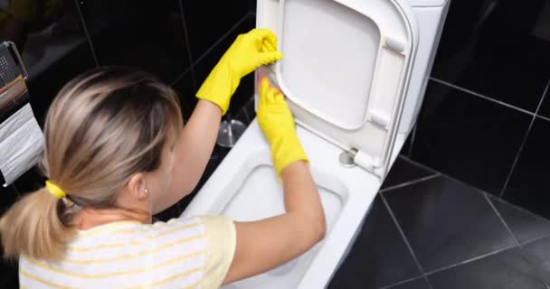 ゴム手袋の女性は 洗浄製品でトイレをきれいにします トイレの衛生器具の洗浄 — ストック動画