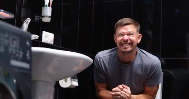 Człowiek Problemy Toaletą Oddycha Ulgą Zaparcia Hemoroidy Biegunka — Wideo stockowe