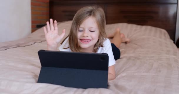 Ευτυχισμένο Καυκάσιο Κορίτσι Στο Σπίτι Ξαπλωμένο Στο Κρεβάτι Κάνοντας Βιντεοκλήση — Αρχείο Βίντεο