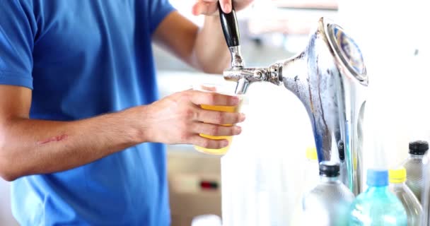 Barman Giet Een Koolzuurhoudende Frisdrank Een Plastic Glas Zijaanzicht Close — Stockvideo
