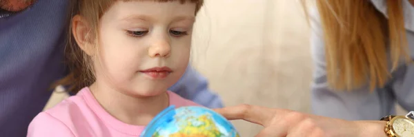 Eltern Zeigen Dem Kind Weltkugel Unterwegs Mit Kindern — Stockfoto