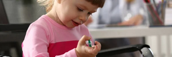 女の子はおもちゃに注射する 予防接種の考え方 — ストック写真