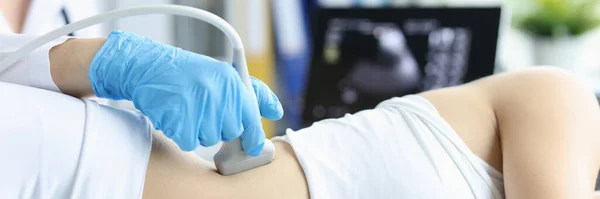 Médico Haciendo Ultrasonido Riñones Paciente Primer Plano Clínica Diagnóstico Tratamiento — Foto de Stock