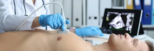 Médico Haciendo Ultrasonido Cardíaco Paciente Joven Clínica Diagnóstico Tratamiento Del — Foto de Stock