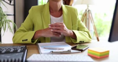 Masa bilgisayarında oturan konuşan bir kadının elleriyle el kol hareketi yapmak. Kadın, erkeği eğitim öğrenme konsepti ve çevrimiçi atölye konusunda tartışıyor