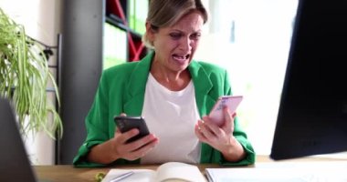 Stresli iki akıllı telefonu olan birden fazla iş kadınıyla meşgul. Ofiste çalışan çok görevli iş kadını ve çığlık.